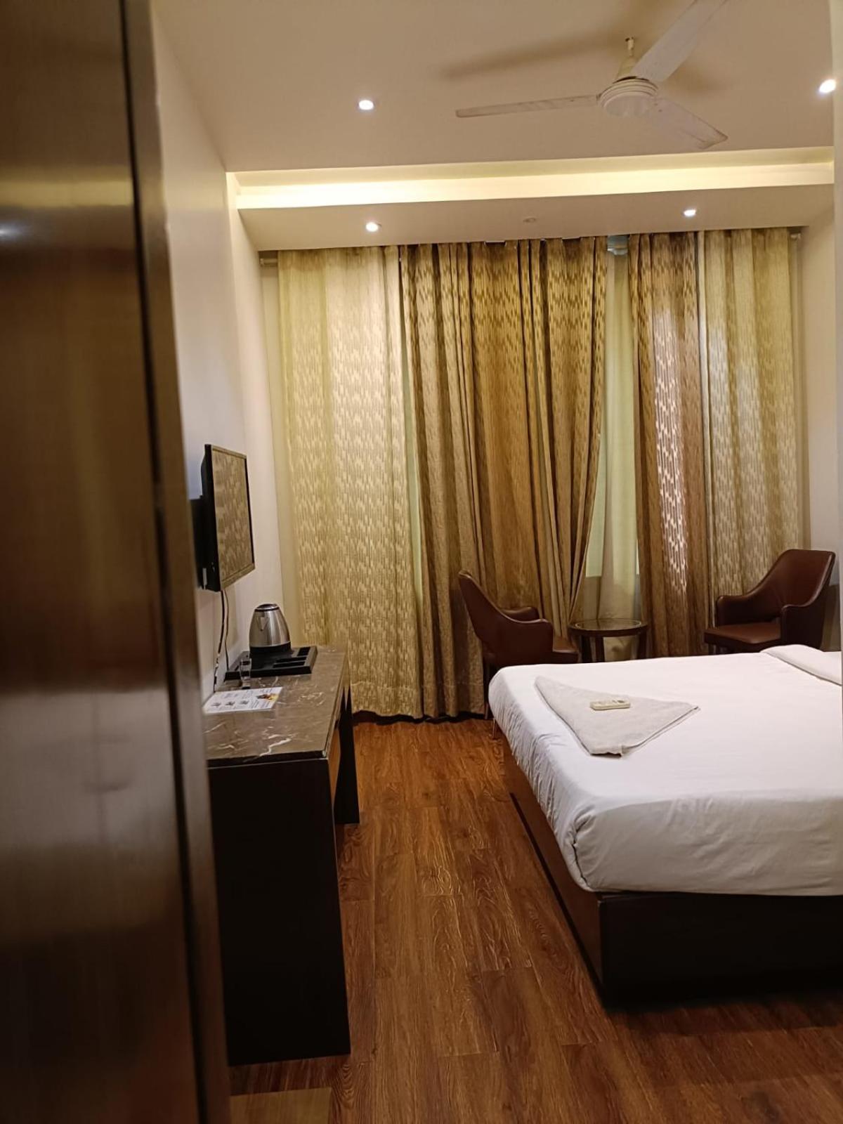 Hotel Parklane Agra (Uttar Pradesh) Eksteriør billede
