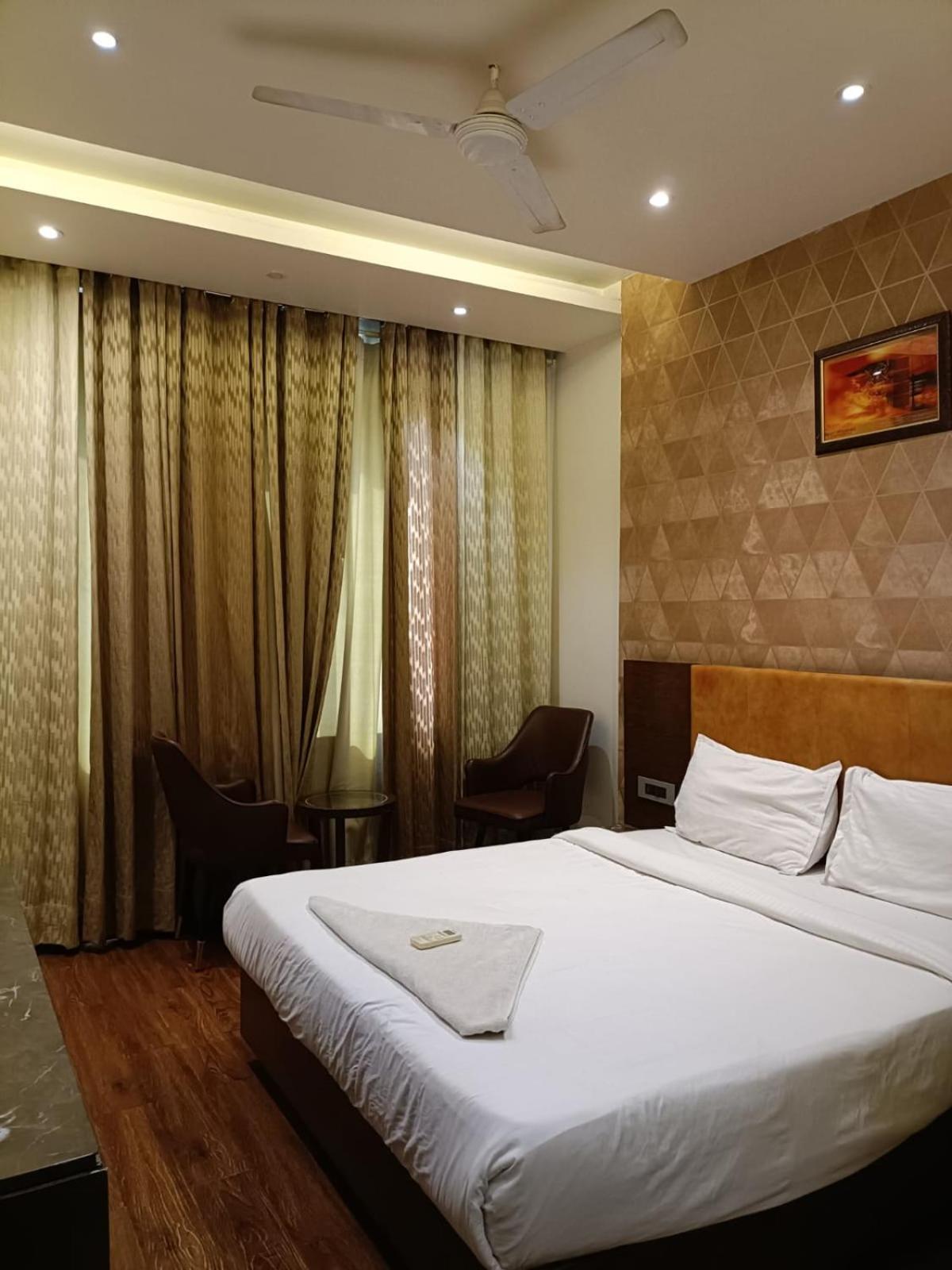 Hotel Parklane Agra (Uttar Pradesh) Eksteriør billede